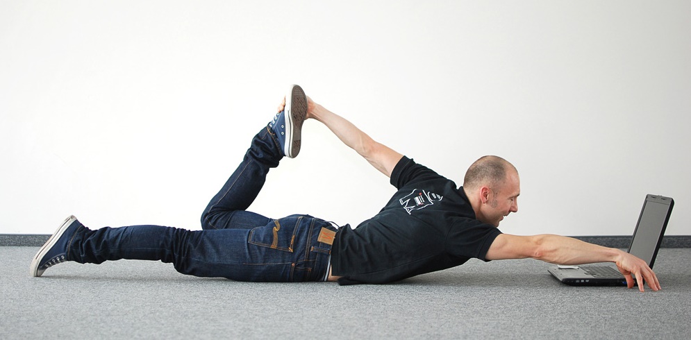 Mitarbeiter Yoga am Labtop