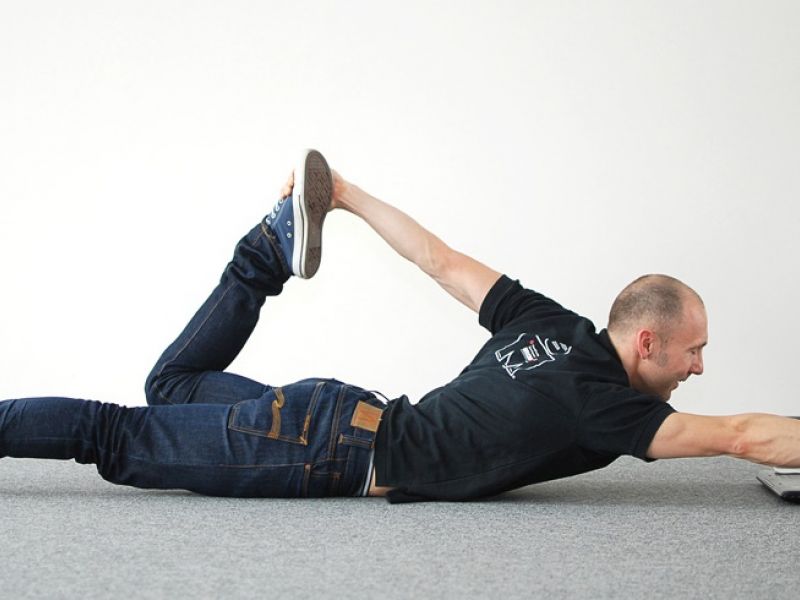 Mitarbeiter Yoga am Labtop